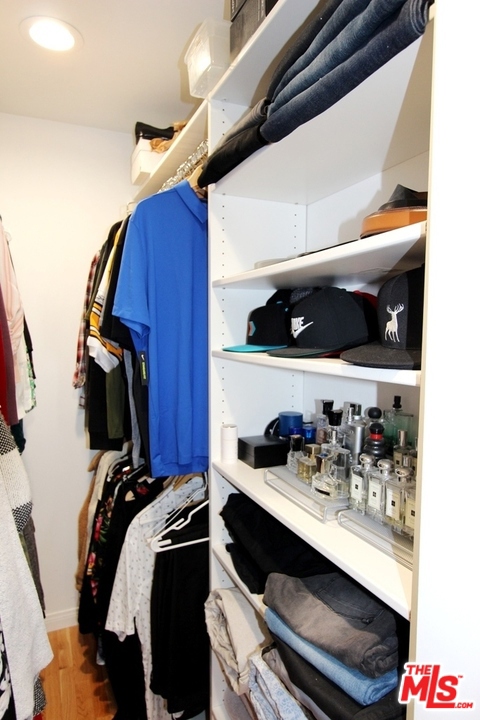 WALK-IN CLOSET