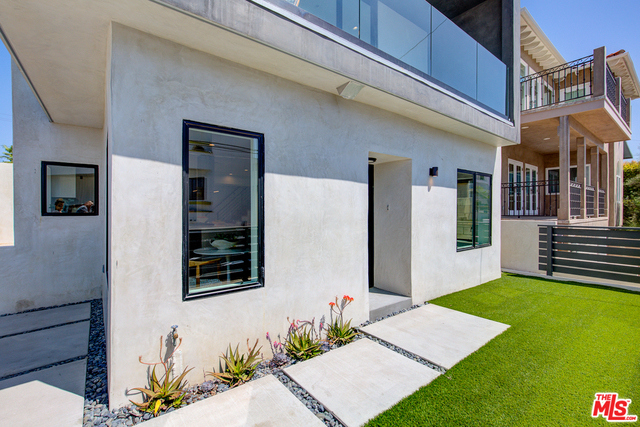 1017 8TH Street, Hermosa Beach, California 90254, 3 Bedrooms Bedrooms, ,2 BathroomsBathrooms,Residential,Sold,8TH,19507088