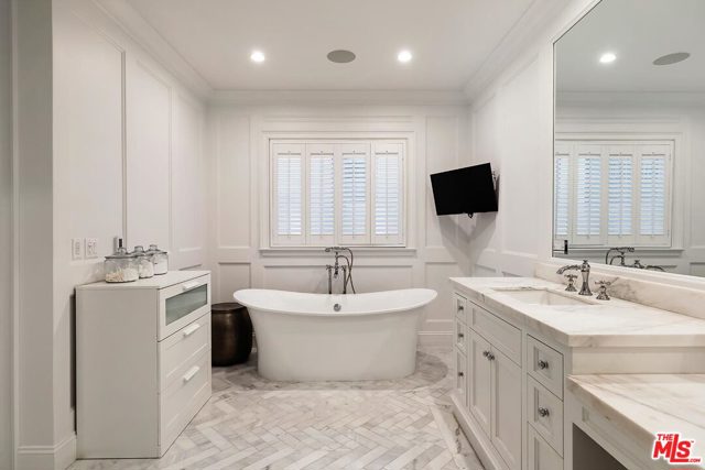 5 Bed Home for Sale in Los Angeles, California