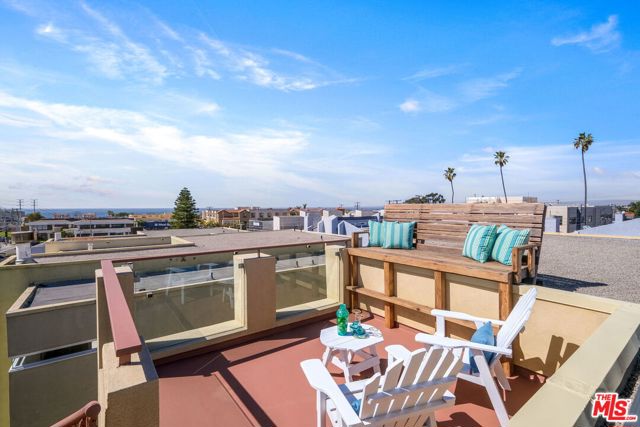 315 Anita Street, Redondo Beach, California 90278, 4 Bedrooms Bedrooms, ,3 BathroomsBathrooms,Residential,Sold,Anita,21698128