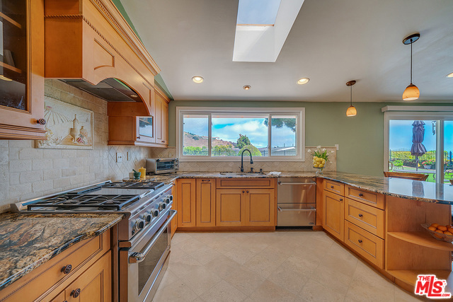 30945 RUE VALOIS, Rancho Palos Verdes, California 90275, 4 Bedrooms Bedrooms, ,3 BathroomsBathrooms,Residential,Sold,RUE VALOIS,20539622