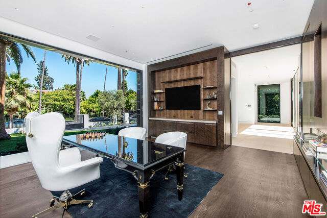 521 N Canon Drive