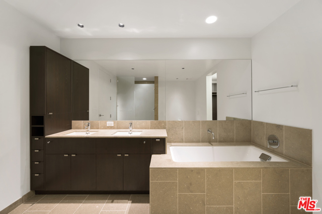 1 Bed Home for Sale in Los Angeles, California