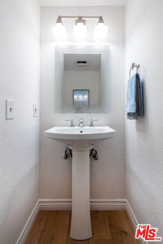 1/2 Bath