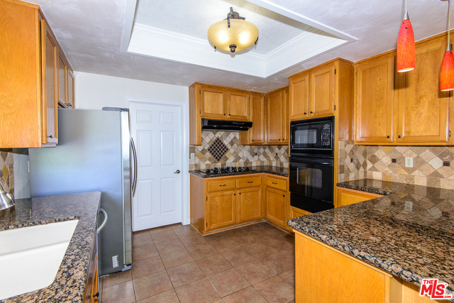 Beautiful Kitchen with Granite Countertops & Stain