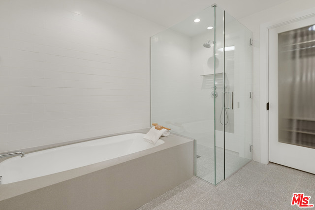 1 Bed Home for Sale in Los Angeles, California