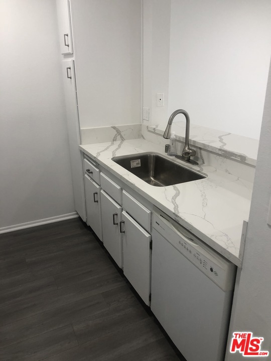 1 Bed Home for Sale in Playa del Rey, California