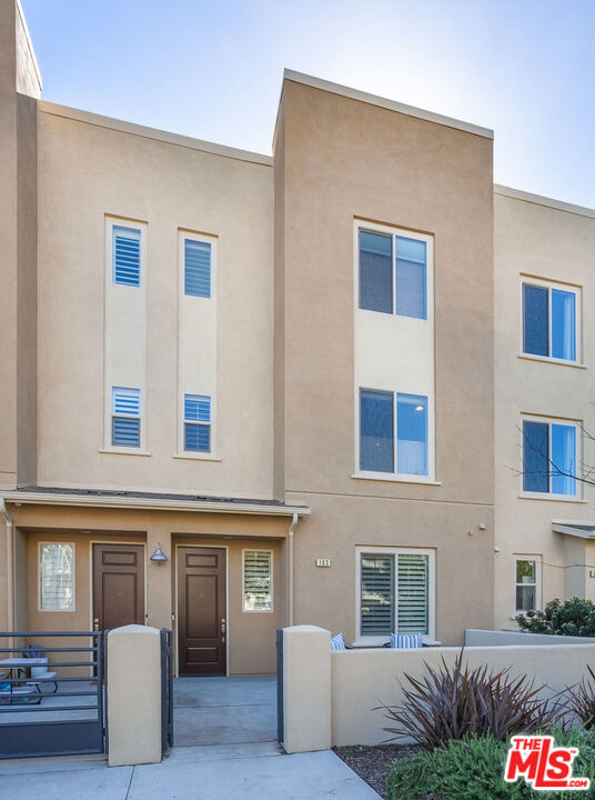 3 Bed Home for Sale in Hawthorne, California