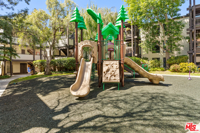 1 Bed Home for Sale in Playa del Rey, California