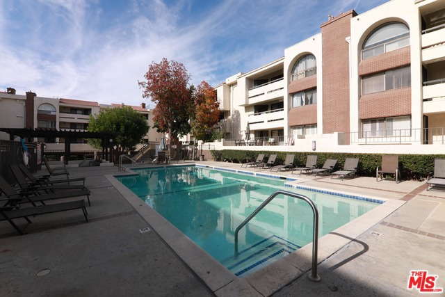 Photo of 21620 BURBANK Boulevard #23, Woodland Hills, CA 91367