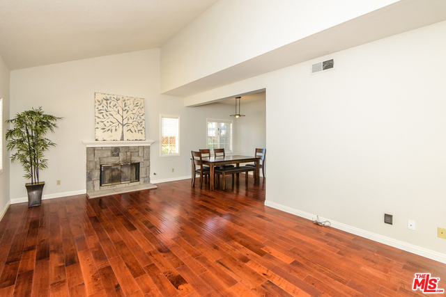 Beautiful Vaulted Ceilings! Ultra Bright!