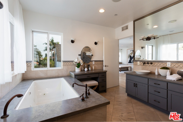 6 Bed Home for Sale in Santa Monica, California