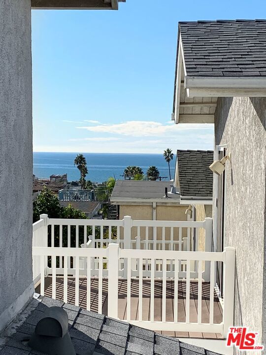 1231 1St Street, Hermosa Beach, California 90254, 3 Bedrooms Bedrooms, ,2 BathroomsBathrooms,Residential,Sold,1St,21735380