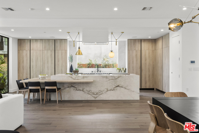 5 Bed Home for Sale in Los Angeles, California