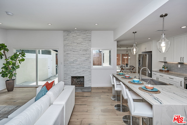 Living room 4
