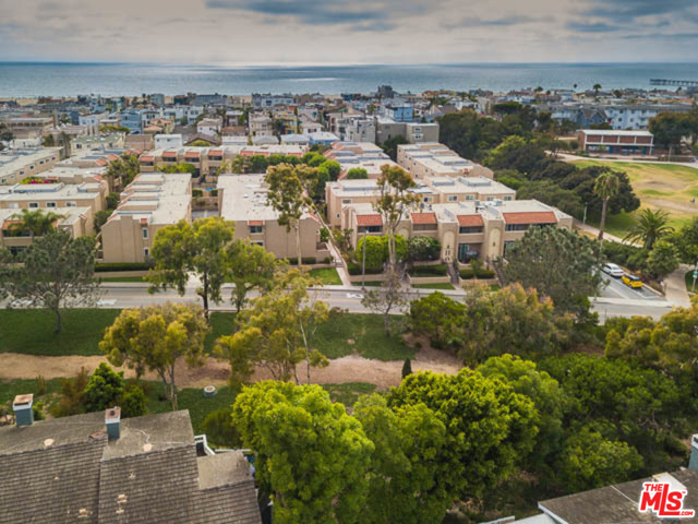 close to Greenbelt, Park & beach