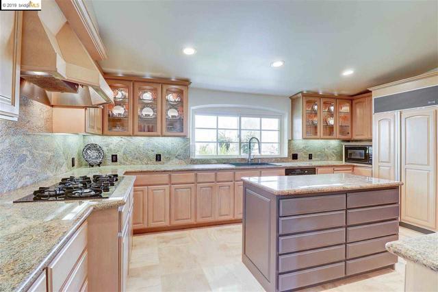 5465 Middlecrest Rd, Rancho Palos Verdes, California 90275, 4 Bedrooms Bedrooms, ,3 BathroomsBathrooms,Residential,Sold,Middlecrest Rd,40865409