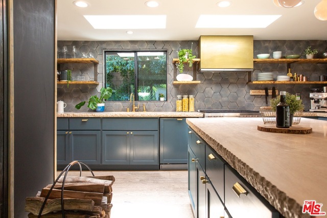 2261 CARRIAGE Drive, Rolling Hills Estates, California 90274, 4 Bedrooms Bedrooms, ,4 BathroomsBathrooms,Residential,Sold,CARRIAGE,19486406