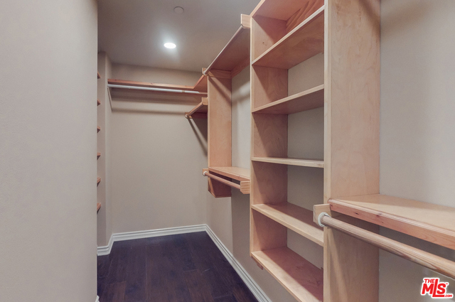 Master Walk-in