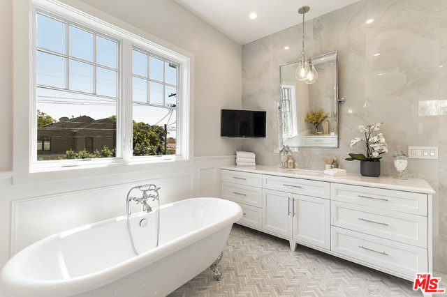 5 Bed Home for Sale in Los Angeles, California
