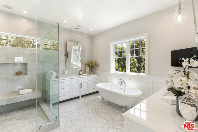 5 Bed Home for Sale in Los Angeles, California