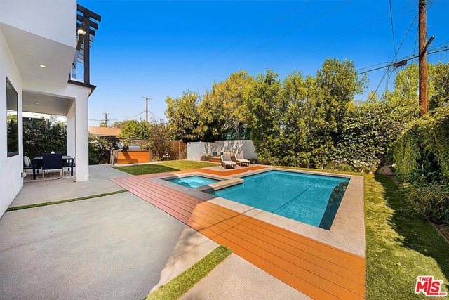 6 Bed Home for Sale in Sherman Oaks, California