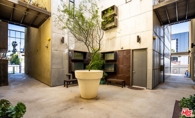 1 Bed Home for Sale in Los Angeles, California