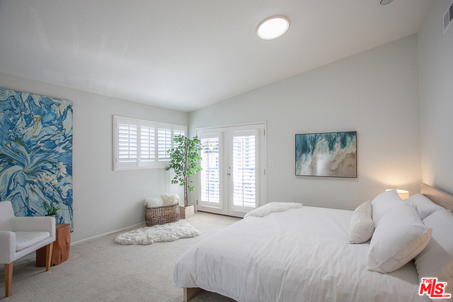 Skylight and Vaulted Ceiling Skylight and Vaulted Ceiling