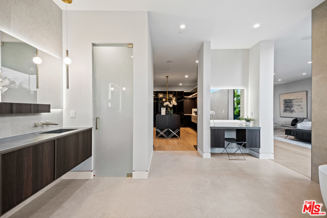 5 Bed Home for Sale in Los Angeles, California