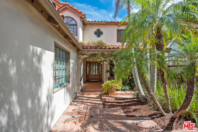 Front Exterior Courtyard