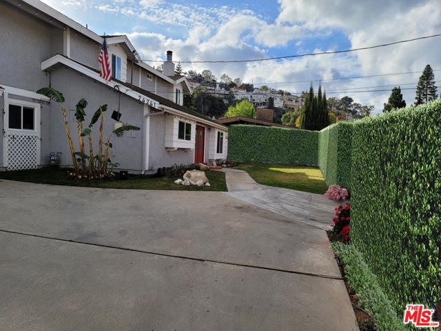 Rendering of Hedges Around Property for Increased Privacy