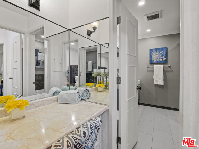 1 Bed Home for Sale in Los Angeles, California