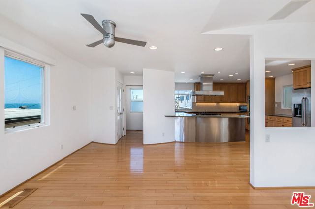 209 42ND Street, Manhattan Beach, California 90266, 3 Bedrooms Bedrooms, ,3 BathroomsBathrooms,Residential,Sold,42ND,20581222