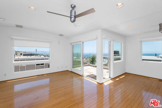 209 42ND Street, Manhattan Beach, California 90266, 3 Bedrooms Bedrooms, ,3 BathroomsBathrooms,Residential,Sold,42ND,20581222
