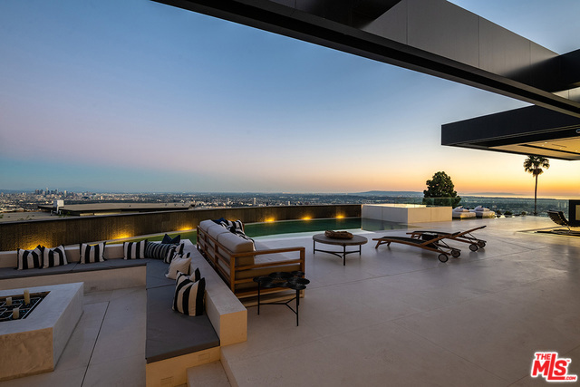 Photo of 1561 BLUE JAY Way, Los Angeles, CA 90069