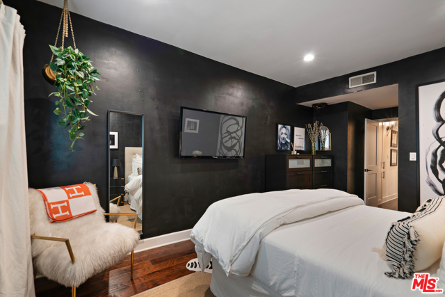 1 Bed Home for Sale in Los Angeles, California