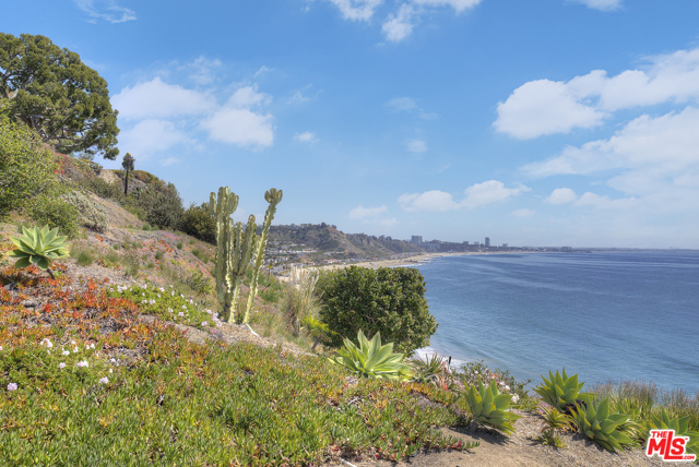 1 Bed Home for Sale in Pacific Palisades, California