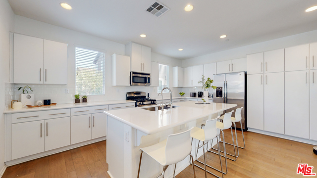 2 Bed Home for Sale in Van Nuys, California