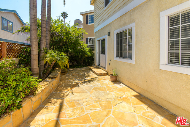 Gorgeous Flagstone Patio Backyard!