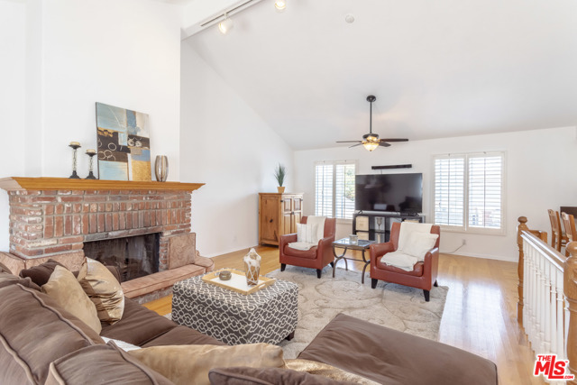 Living Room/Fireplace