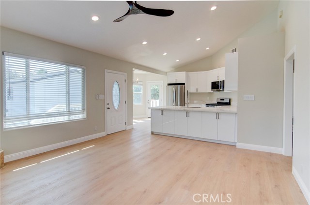 Detail Gallery Image 3 of 19 For 527 Westminster #B,  Newport Beach,  CA 92663 - 3 Beds | 2 Baths