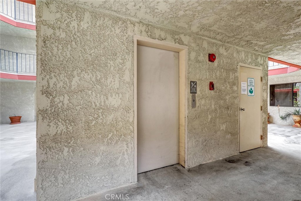 https://media.crmls.org/medias/0003db89-73aa-4b00-af4c-1812925097f9.jpg?preset=X-Large