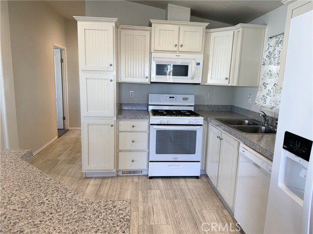 Detail Gallery Image 6 of 26 For 4400 W Florida #215,  Hemet,  CA 92545 - 2 Beds | 2 Baths