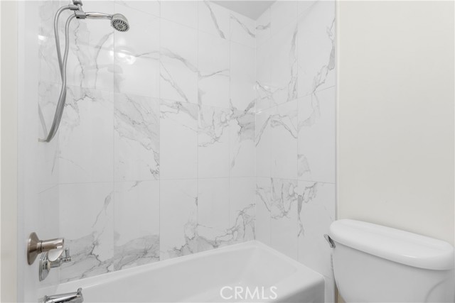 Image 17 of 33 For 5257 Radford Ave  101