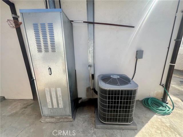 933 S La Verne Avenue, East Los Angeles CA: https://media.crmls.org/medias/000536b2-68c3-4b97-b3e0-ec4fcc52d2e9.jpg