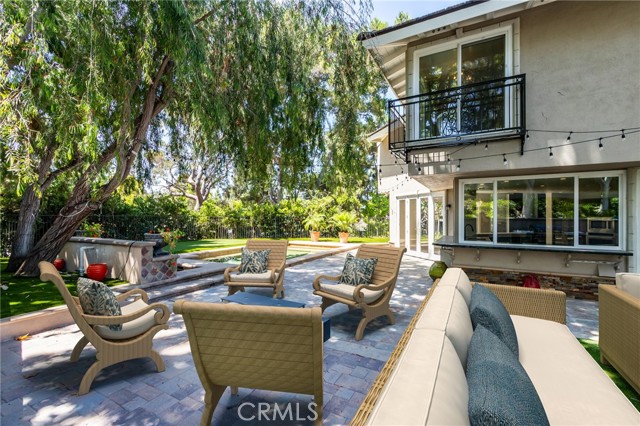 1 Rue Biarritz, Newport Beach CA: https://media.crmls.org/medias/0006f54e-1f8a-45e3-b109-0f95746f05c2.jpg