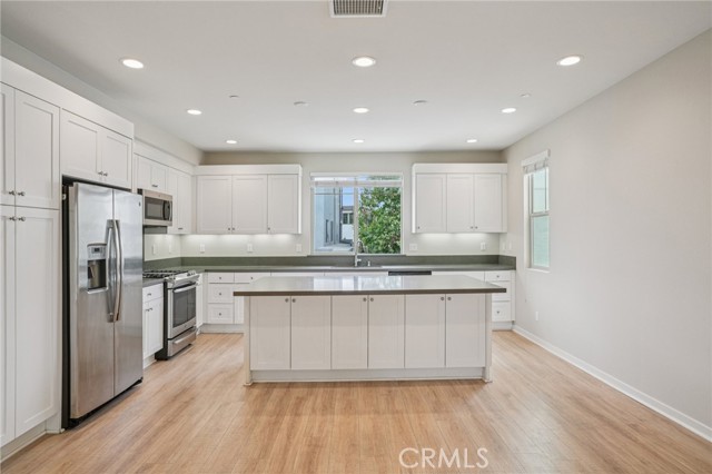 Detail Gallery Image 3 of 41 For 143 Frame, Irvine,  CA 92618 - 3 Beds | 3/1 Baths