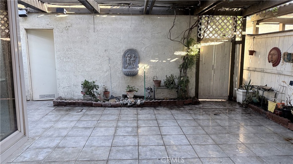 https://media.crmls.org/medias/000d0d25-9311-42a6-a3a7-c51dad44dec8.jpg?preset=X-Large