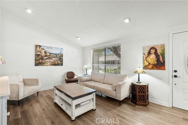 Detail Gallery Image 10 of 39 For 19226 Avenue of the Oaks a,  Newhall,  CA 91321 - 2 Beds | 1 Baths