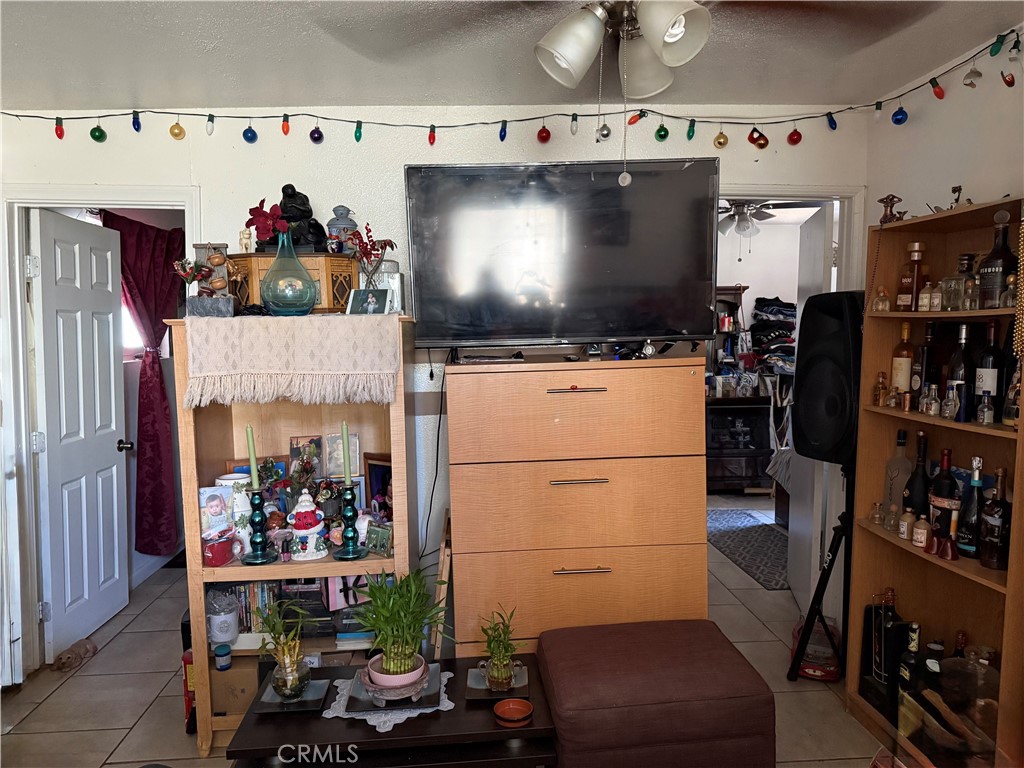https://media.crmls.org/medias/001322d6-3355-4ef8-85c7-dece93127087.jpg?preset=X-Large
